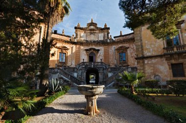 İtalya, Sicilya, Bagheria (Palermo), Villa Palagonia (1715 AC), bahçe ve villanın ön cephesi