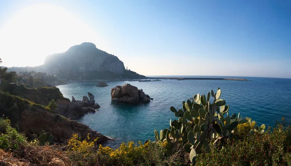 Italia Sicilia Cefalú Mar Tirreno Costa Rocosa Cerca Ciudad Puerto — Foto de Stock