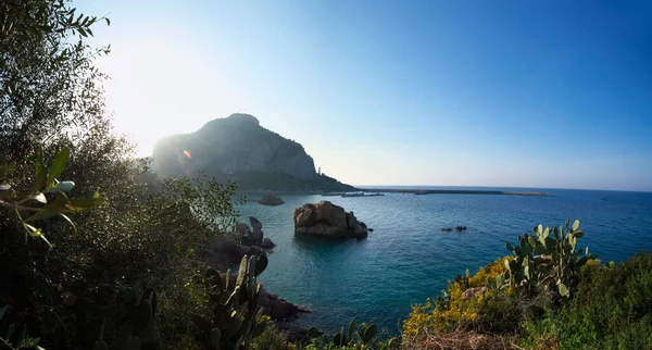 Italien Sicilien Cefalu Tyrrenska Havet Den Klippiga Kusten Nära Staden — Stockfoto