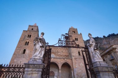 İtalya, Sicilya, Cefalu ', gün batımında Katedral manzarası
