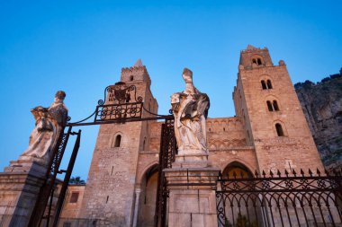 İtalya, Sicilya, Cefalu ', gün batımında Katedral manzarası