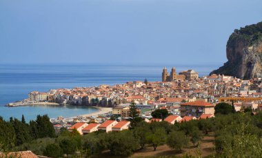 İtalya, Sicilya, Cefalu, kasabanın panoramik manzarası