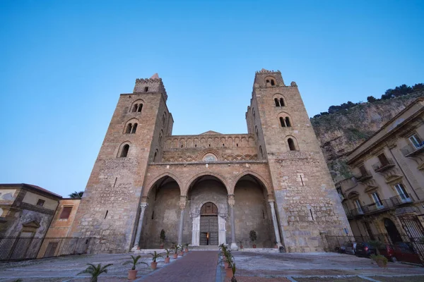 Italië Sicilië Cefalu Uitzicht Kathedraal Duomo Bij Zonsondergang — Stockfoto