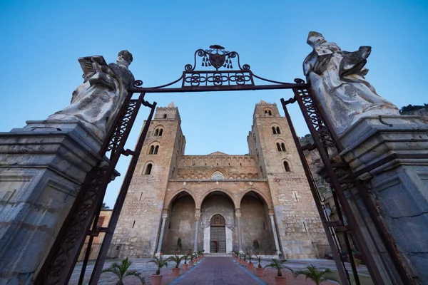 Italië Sicilië Cefalu Uitzicht Kathedraal Duomo Bij Zonsondergang — Stockfoto
