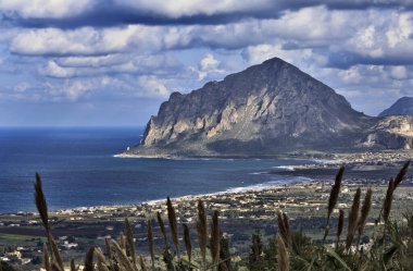 İtalya, Sicilya, Cofano Dağı manzarası ve Erice 'den (Trapani Eyaleti) Tyrhenian kıyıları)