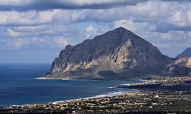 İtalya, Sicilya, Cofano Dağı manzarası ve Erice 'den (Trapani Eyaleti) Tyrhenian kıyıları)