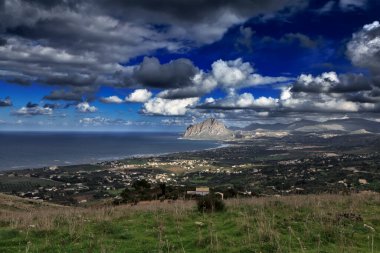İtalya, Sicilya, Cofano Dağı manzarası ve Erice 'den Tyrhenian kıyı şeridi (Trapani)