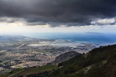 İtalya, Sicilya, Trapani, şehrin panoramik manzarası, Tyrhenian kıyı şeridi ve Erice tepesinden Egadi Adaları