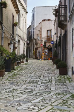 İtalya, Sicilya, Erice (Trapani), taş döşeli cadde