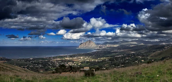 意大利西西里 从埃里斯 特拉帕尼 俯瞰科法诺山脉和蒂尔尼安海岸线 — 图库照片