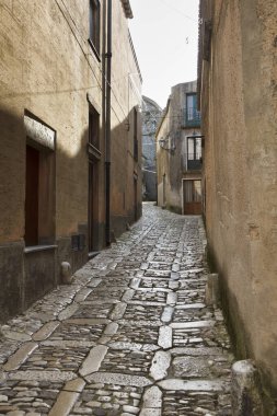 İtalya, Sicilya, Erice (Trapani), taş döşeli cadde