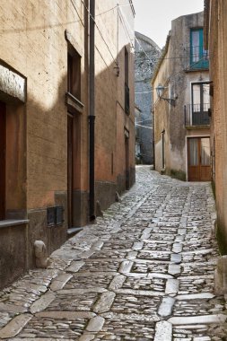 İtalya, Sicilya, Erice (Trapani), taş döşeli cadde