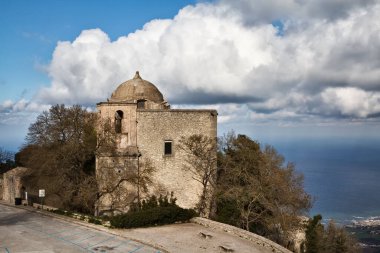 İtalya, Sicilya, Erice (Trapani), eski kilise ve Tyrrenian kıyıları
