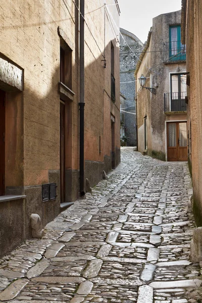 İtalya, Sicilya, Erice (Trapani), taş döşeli cadde