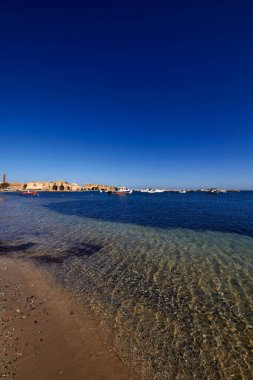 İtalya, Sicilya, Marzaemi (Siracusa ili), limanda balıkçı tekneleri ve eski ton balığı fabrikası binaları