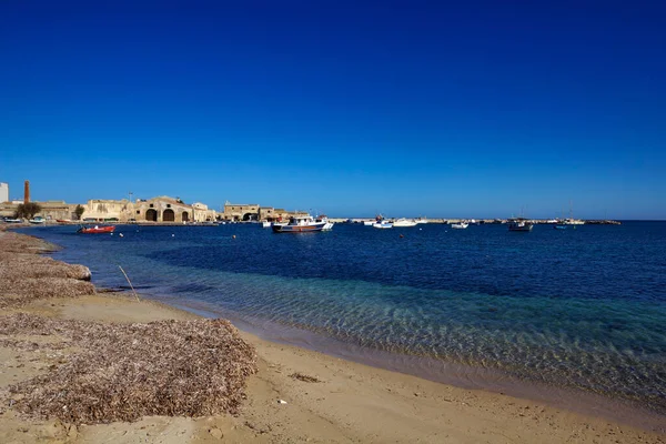 Italië Sicilië Marzamemi Provincie Siracusa Vissersboten Haven Oude Tonijnvisfabrieksgebouwen — Stockfoto