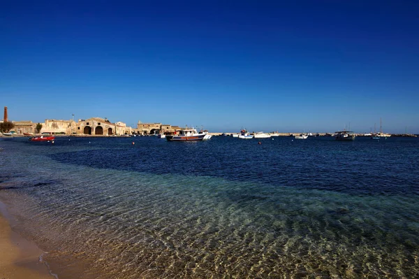 Italia Sicilia Marzamemi Provincia Siracusa Pescherecci Nel Porto Vecchi Edifici — Foto Stock