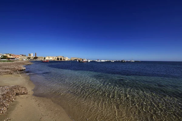 Italië Sicilië Marzamemi Provincie Siracusa Vissersboten Haven Oude Tonijnvisfabrieksgebouwen — Stockfoto