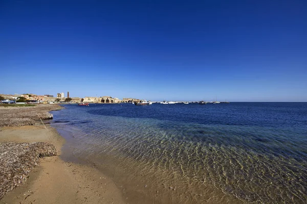 Italia Sicilia Marzamemi Provincia Siracusa Pescherecci Nel Porto Vecchi Edifici — Foto Stock