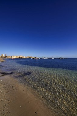 İtalya, Sicilya, Marzaemi (Siracusa ili), limanda balıkçı tekneleri ve eski ton balığı fabrikası binaları