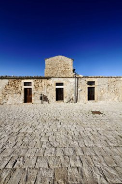 İtalya, Sicilya, Marzamemi (Siracusa Eyaleti), eski ton balığı avlama fabrikası binaları