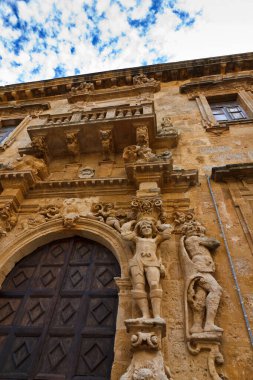 İtalya, Sicilya, Mazara del Vallo) Trapani ili, Plebiscito Meydanı 'ndaki eski bir binanın girişindeki barok heykeller