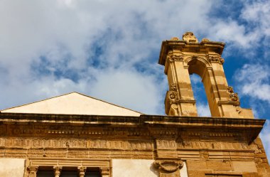 İtalya, Sicilya, Mazara del Vallo (Trapani Eyaleti), St. Bartolomeo Kilisesi 'nin 17. yüzyılda inşa edilen barok cephesi.