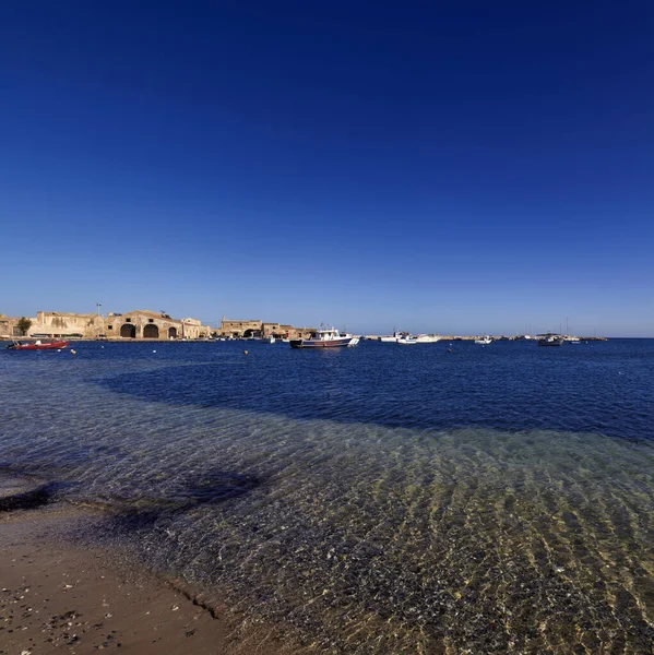 Itália Sicília Marzamemi Província Siracusa Barcos Pesca Porto Antigos Edifícios — Fotografia de Stock