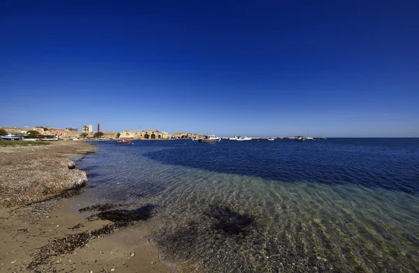 Italien Sicilien Marzamemi Siracusaprovinsen Fiskebåtar Hamnen Och Gamla Byggnaderna För — Stockfoto