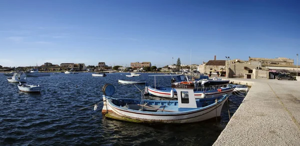 Италия Sicily Marzamemi Siracusa Province Рыболовные Лодки Порту — стоковое фото