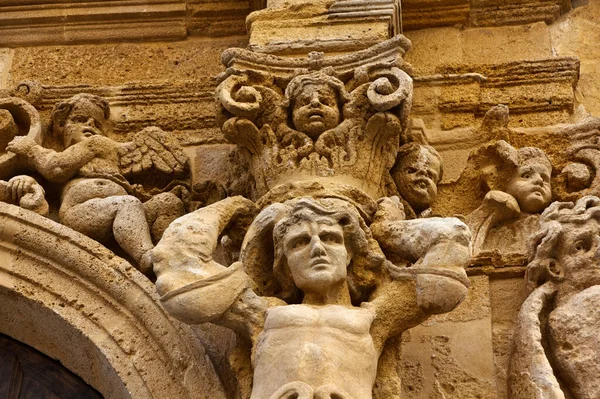 イタリア シチリア島 マザラ トラパニ州 プレビシト広場の古い建物の入り口にあるバロック様式の彫像 — ストック写真