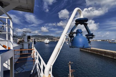 İtalya, Sicilya, Messina, Sicilya ve Sicilya 'yı Sicilya Yarımadası' na bağlayan feribot ve liman manzarası Sicilya Kanalı 'ndan geçiyor.