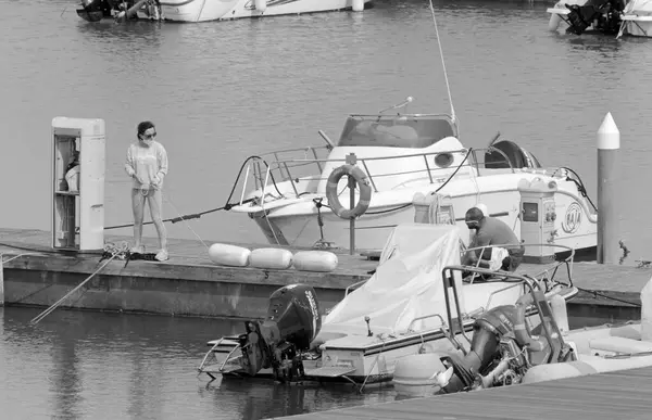 Italien Sicilien Medelhavet Marina Ragusa Ragusaprovinsen Maj 2021 Människor Motorbåtar — Stockfoto