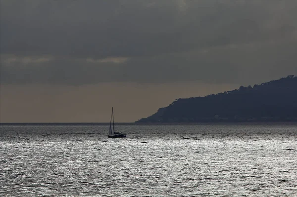 Italy Sicily Messina Eastern Sicilian Coastline Stormy Clouds Sailing Boat — Stock Photo, Image