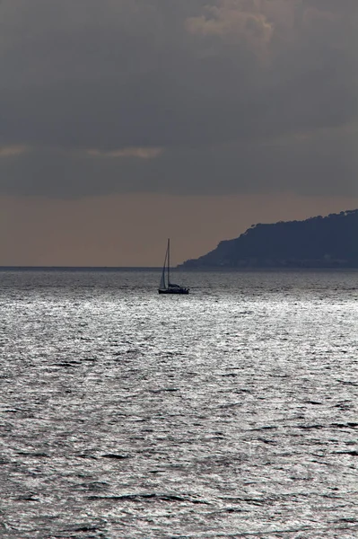 意大利 西西里 梅西纳 东部西西里海岸线 乌云密布 西西里海峡有一艘帆船 — 图库照片