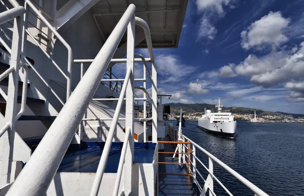 Italië Sicilië Messina Uitzicht Stad Haven Vanaf Een Van Veerboten — Stockfoto