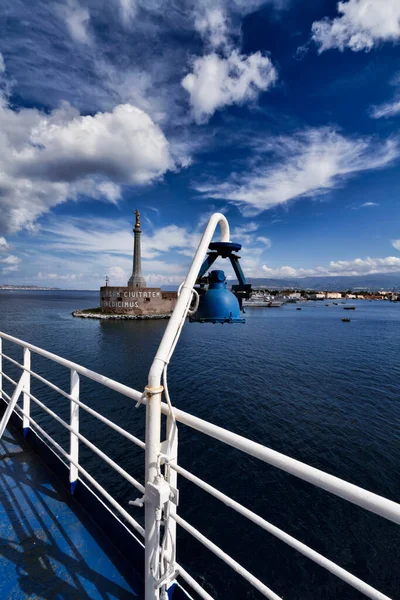 Talya Sicilya Messina Limanın Girişindeki Madonna Heykeli Sicilya Talya Yarımadasına — Stok fotoğraf