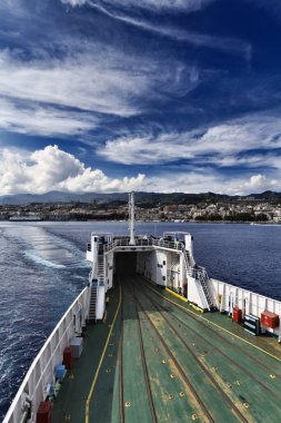 İtalya, Sicilya, Sicilya, Sicilya, Sicilya kıyı şeridi ve Sicilya 'yı İtalya yarımadasına bağlayan feribottan Messina manzarası. 
