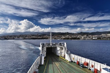 İtalya, Sicilya, Sicilya, Sicilya, Sicilya kıyı şeridi ve Sicilya 'yı İtalya yarımadasına bağlayan feribottan Messina manzarası. 