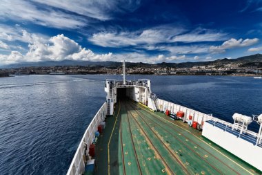 İtalya, Sicilya, Sicilya, Sicilya, Sicilya kıyı şeridi ve Sicilya 'yı İtalya yarımadasına bağlayan feribottan Messina manzarası. 