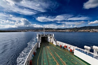 İtalya, Sicilya, Sicilya, Sicilya, Sicilya kıyı şeridi ve Sicilya 'yı İtalya yarımadasına bağlayan feribottan Messina manzarası. 