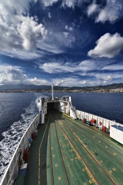 İtalya, Sicilya, Sicilya, Sicilya, Sicilya kıyı şeridi ve Sicilya 'yı İtalya yarımadasına bağlayan feribottan Messina manzarası. 