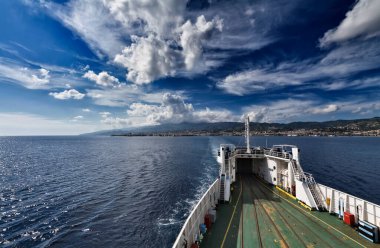 İtalya, Sicilya, Sicilya, Sicilya, Sicilya kıyı şeridi ve Sicilya 'yı İtalya yarımadasına bağlayan feribottan Messina manzarası. 