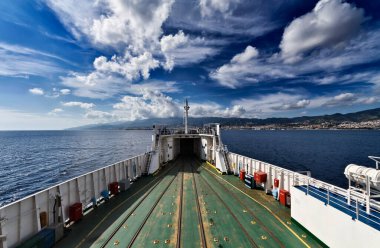 İtalya, Sicilya, Sicilya, Sicilya, Sicilya kıyı şeridi ve Sicilya 'yı İtalya yarımadasına bağlayan feribottan Messina manzarası. 