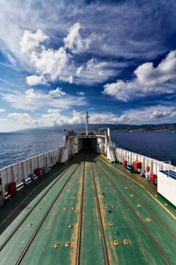 İtalya, Sicilya, Sicilya, Sicilya, Sicilya kıyı şeridi ve Sicilya 'yı İtalya yarımadasına bağlayan feribottan Messina manzarası. 