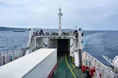 İtalya, Sicilya kanalı Sicilya kıyı şeridi ve Sicilya 'yı İtalya yarımadasına bağlayan feribotlardan birindeki Messina manzarası.