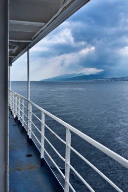 İtalya, Sicilya, Sicilya, Messina manzarası ve Sicilya kıyıları bulutlu bir günde