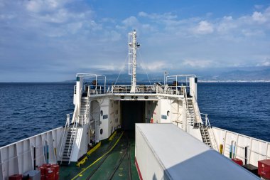 İtalya, Sicilya Kanalı, Sicilya 'yı Sicilya yarımadasına bağlayan feribottan Calabria kıyı şeridi manzarası Sicilya Yarımadası' nı geçiyor.