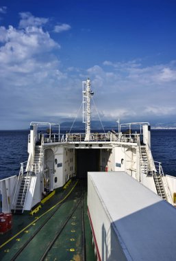 İtalya, Sicilya Kanalı, Sicilya 'yı Sicilya yarımadasına bağlayan feribottan Calabria kıyı şeridi manzarası Sicilya Yarımadası' nı geçiyor.