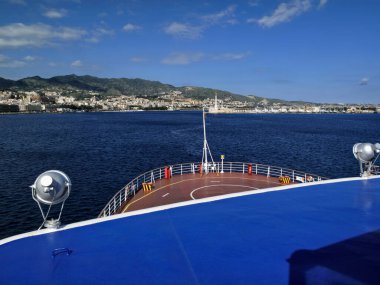 İtalya, Sicilya, Messina, Sicilya ve Sicilya 'yı Sicilya Yarımadası' na bağlayan feribottan Sicilya 'yı ve limanı görüyoruz.